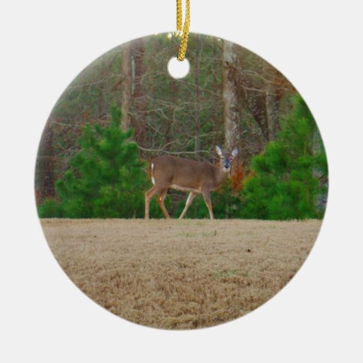 Doe een Deer en Pine Trees Keramisch Ornament (Voorkant)