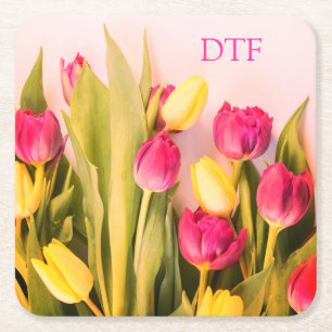 Doe-het-zelf roze monogram/naam, roze en gele tulp vierkante kartonnen onderzetter
