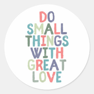 Doe kleine dingen met een geweldige liefdesquote ronde sticker
