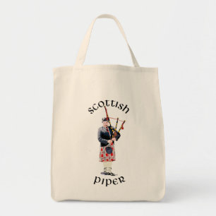 Doedelzakspeler in rode kilt tote bag
