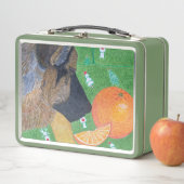 Dog and orange metal lunch box (En situation)