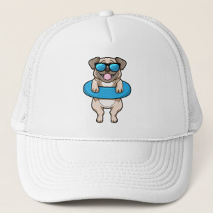 Dog bij zwemmen met draaiende ring en zonnebril trucker pet