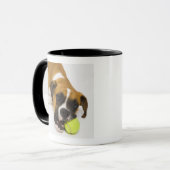 Dog bijten tennisbal mok (Voorkant links)