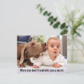 Dog Licking Baby's Ear Uitnodiging Briefkaart (Staand voorkant)