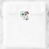 Dog met beker koffie vierkante sticker (Tas)