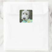 Dog met geschenk in de mond vierkante sticker (Tas)