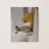 Dog op mat met plastic eend legpuzzel (Verticaal)