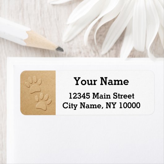 Dog-poten met een gesimuleerd reliëfeffect etiket (Insitu)