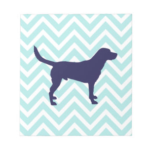 Dog Silhouette in Dark Blue op Chevron Pattern Notitieblok