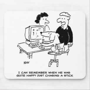 Dog speelt op een computer muismat