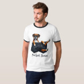 Dog voor doos in een zak t-shirt (Voorkant volledig)