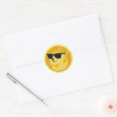 Dogecoin dans lunettes de soleil Sticker rond clas (Enveloppe)