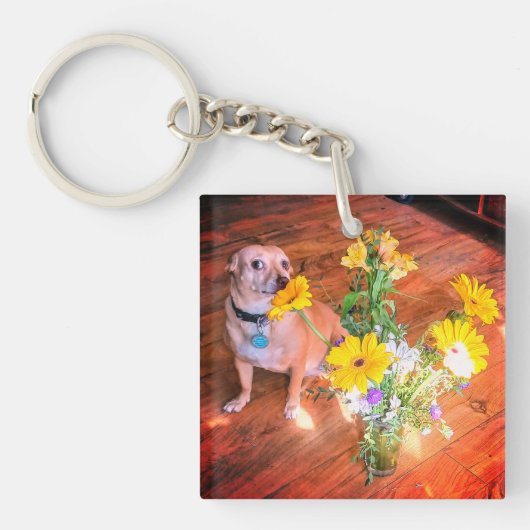 Doggie ruikt de bloemen! sleutelhanger (voorkant)