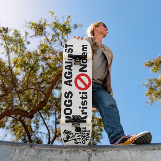 Dogs Against Kristi Noem Skateboard (Extérieur 1)