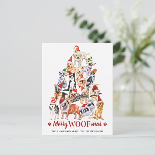 Dogs met de kerstboom van Merry Woofmas-Hondenlief Feestdagenkaart (Staand voorkant)