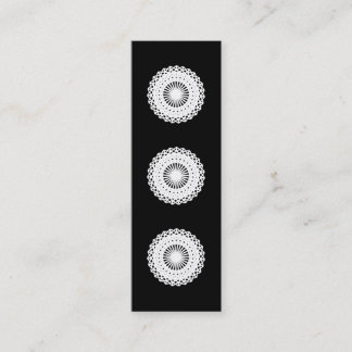 Doily. Witte kant cirkel. Op zwart. Mini Visitekaartje