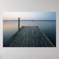 Dok over rustig water bij zonsopgang