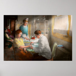 Dokter - Eerste hulp toepassen - 1917 Poster