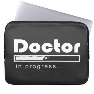 Dokter in Opleiding Laadbalk Grappig Geneeskundest Laptop Sleeve