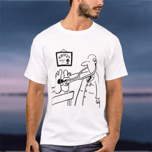 Dokter met stethoscoop die voeten controleert t-shirt