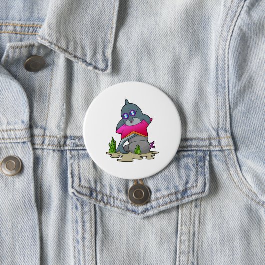 Dolfijn met bril ronde button 7,6 cm (In situ)