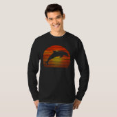 Dolfijn springend retro oranje oceaan zonsondergan t-shirt (Voorkant volledig)
