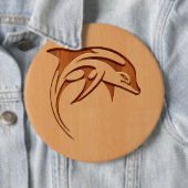 Dolfijnsilhouet gegraveerd op houtafbeelding ronde button 6,0 cm (In situ)