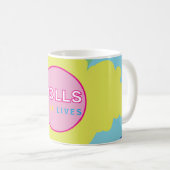 'Dolls Mini Lives' Official Mug (Devant droit)