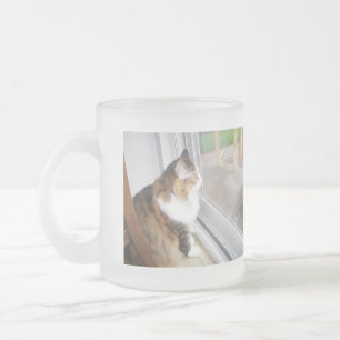 Dolly le chat regarde par la fenêtre Mug