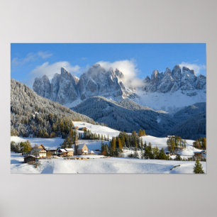 Dolomites-dorp in het poster van de winter
