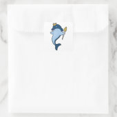 Dolphin als koning met staf en kroon vierkante sticker (Tas)