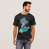 Dolpin als Surfer met Surfboard T-shirt (Voorkant volledig)