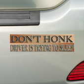 DON NIET HONK - DRIVER PROBEERT TE SLAPEN BUMPERSTICKER (Op auto)