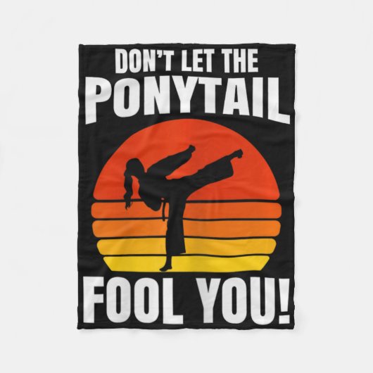 Don’t Let The Ponytail Fool You Karate Kick Fleece Deken (Voorkant)