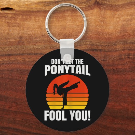 Don’t Let The Ponytail Fool You Karate Kick Sleutelhanger (Voorkant)