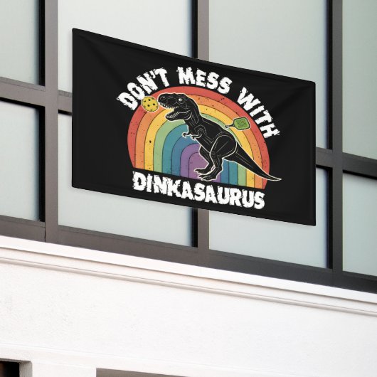 Don’t Mess With Dinkasaurus Pickleball Spandoek (Buitenkant Gebouw)