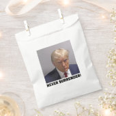 Donald J Trump Mok Shot - Never Surrender Long Sle Bedankzakje (Geknipt)