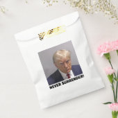 Donald J Trump Mok Shot - Never Surrender Long Sle Bedankzakje (Gezegeld)