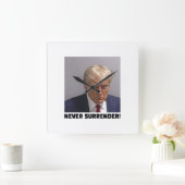 Donald J Trump Mok Shot - Never Surrender Long Sle Vierkante Klok (Huis)