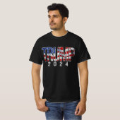 Donald Trump 2024  Amerikaanse Vlaggenletters T-shirt (Voorkant volledig)