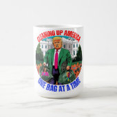 DONALD TRUMP MAAKT AMERIKA ÉÉN TAS PER KEER SCHOON MAGISCHE MOK (Midden)