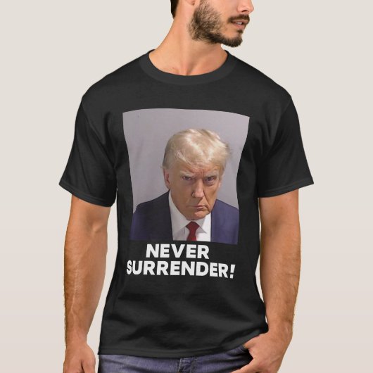 Donald Trump Mugshot T-shirt Never Surrender (Voorkant)