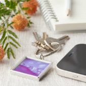 Donderdruppels op abstract bloempetaal. Krediet al Sleutelhanger (Zijkant)