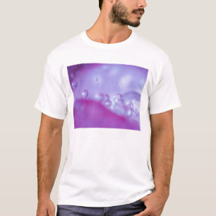 Donderdruppels op abstract bloempetaal. Krediet al T-shirt