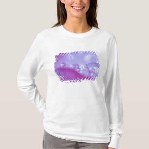 Donderdruppels op abstract bloempetaal. Krediet al T-shirt