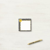 Donker Bloemen Schets Patroon Zwart Geel Monogram Post-it® Notes (Op bureau)