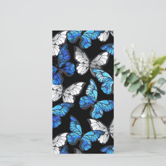 Donker naadloos patroon met blauwe vlinders Morpho Aankondiging (Staand voorkant)