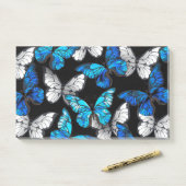 Donker naadloos patroon met blauwe vlinders Morpho Post-it® Notes (Op bureau)