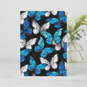 Donker naadloos patroon met blauwe vlinders Morpho Save The Date (Staand voorkant)