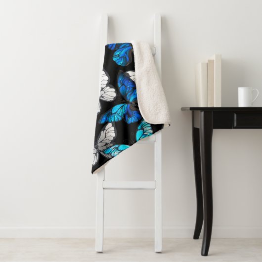 Donker naadloos patroon met blauwe vlinders Morpho Sherpa Deken (In situ)